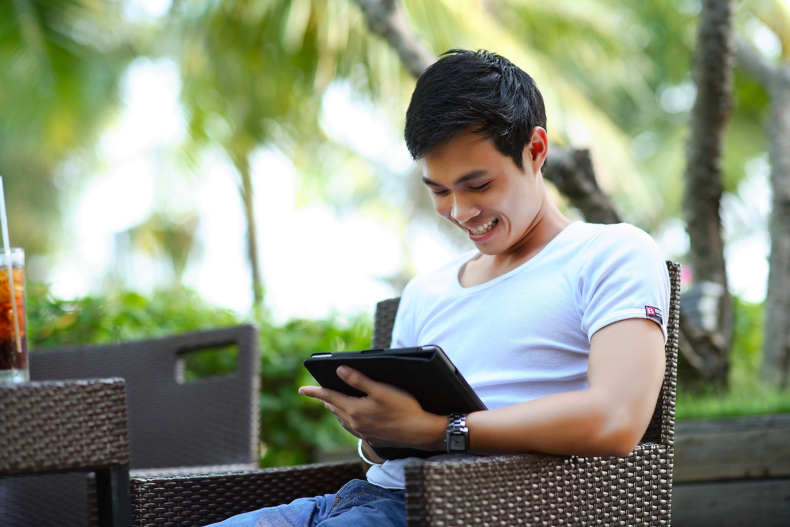5 Reasons small businesses should be storing its data in the cloud to improve operations.